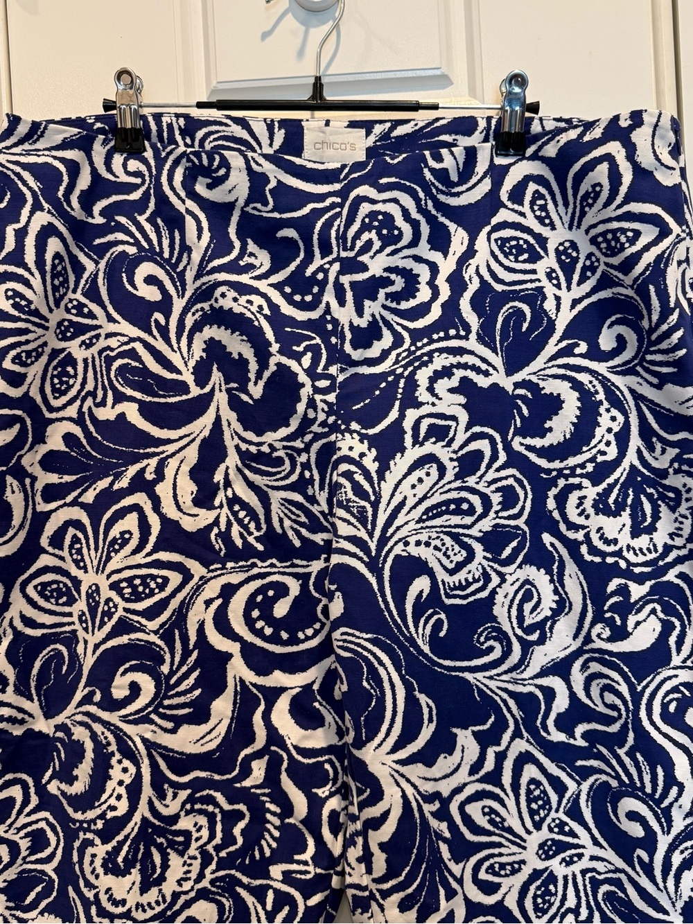 Chico's Navy and White Floral Crop Pants Size 2.5 - Picture 2 of 8